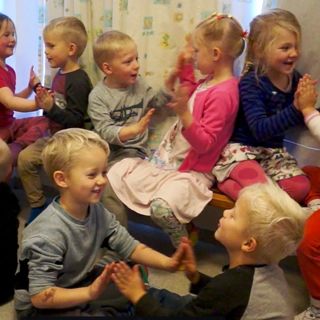 Um landið bruna bifreiðar